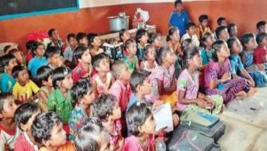 ಗದಗ:ಈ ಶಾಲೆಯ 1 ರಿಂದ 7ನೇ ತರಗತಿಯ 90 ಮಕ್ಕಳಿಗೆ ಇರುವುದು ಎರಡೇ ಕೊಠಡಿ!