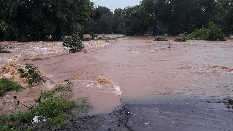 ಬೆಳಗಾವಿ: ಪ್ರವಾಹದಲ್ಲಿ ಕೊಚ್ಚಿಹೋದ ಕಾರು, ನಾಲ್ವರು ನೀರು ಪಾಲಾಗಿರುವ ಶಂಕೆ