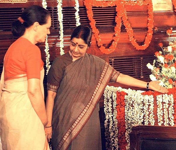 <div>ಸಂಸತ್ತು ಭವನದಲ್ಲಿ ದಿವಂಗತ ರಾಜೀವ್ ಗಾಂಧಿಯವರ 59ನೇ ಜಯಂತಿ ಅಂಗವಾಗಿ ನಡೆದ ಕಾರ್ಯಕ್ರಮದಲ್ಲಿ ವಿರೋಧ ಪಕ್ಷದ ನಾಯಕಿ ಸೋನಿಯಾ ಗಾಂಧಿ ಜೊತೆ ಸಂಸದೀಯ ವ್ಯವಹಾರಗಳ ಖಾತೆ ಸಚಿವೆಯಾಗಿದ್ದ ಸುಷ್ಮಾ ಸ್ವರಾಜ್.</div><div><br></div>