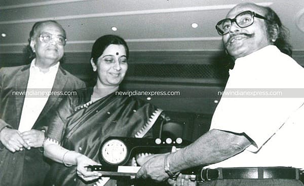 <div>ಸುಷ್ಮಾ ಸ್ವರಾಜ್ ಅವರಿಂದ ಪ್ರಶಸ್ತಿ ಸ್ವೀಕರಿಸುತ್ತಿರುವ ಬರಹಗಾರ ಜಯಕಾಂತನ್,</div><div><br></div>