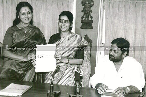 <div>ಚಲನಚಿತ್ರ ಜ್ಯೂರಿ ಸಂಘದ ಅಧ್ಯಕ್ಷೆ ಸರೋಜಾ ದೇವಿಯವರು 45ನೇ ರಾಷ್ಟ್ರೀಯ ಚಲನಚಿತ್ರೋತ್ಸವ ವರದಿಯನ್ನು ಅಂದಿನ ವಾರ್ತಾ ಮತ್ತು ಪ್ರಸಾರ ಖಾತೆ ಸಚಿವೆ ಸುಷ್ಮಾ ಸ್ವರಾಜ್ ಅವರಿಗೆ ನೀಡುತ್ತಿರುವುದು.</div><div><br></div>
