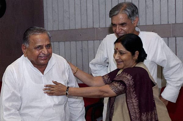 <div>2010ರಲ್ಲಿ ಸಂಸತ್ತಿನಲ್ಲಿ ಲೋಕಸಭಾಧ್ಯಕ್ಷರು ಸರ್ವಪಕ್ಷ ಸಭೆ ಕರೆದಿದ್ದ ವೇಳೆ ಲೋಕಸಭೆಯ ಪ್ರತಿಪಕ್ಷ ನಾಯಕಿ ಸುಷ್ಮಾ ಸ್ವರಾಜ್ ಸಮಾಜವಾದಿ ಪಕ್ಷದ ನಾಯಕ ಮುಲಾಯಂ ಸಿಂಗ್ ಯಾದವ್ ಅವರ ಜೊತೆಗೆ.</div><div><br></div>