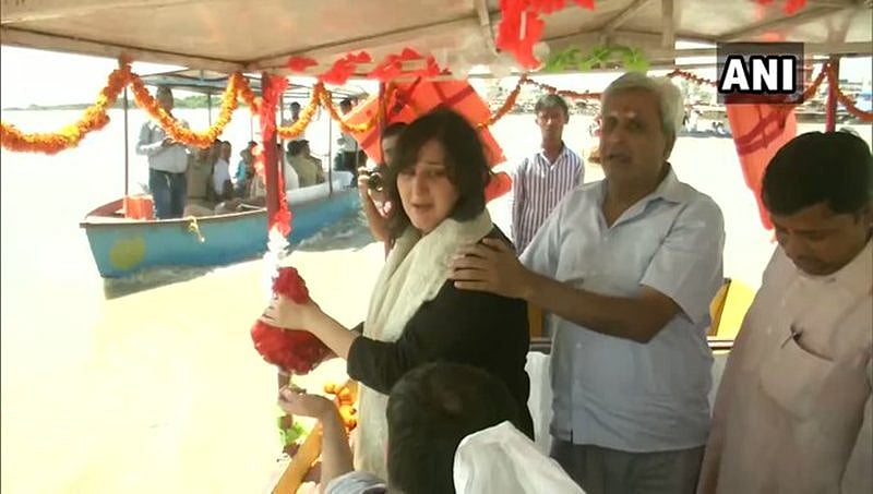 ಗಂಗಾ ನದಿಯಲ್ಲಿ ಸುಷ್ಮಾ ಸ್ವರಾಜ್ ಅಸ್ಥಿ ವಿಸರ್ಜನೆ: ಭಾವುಕರಾದ ಪುತ್ರಿ ಬಾನ್ಸುರಿ