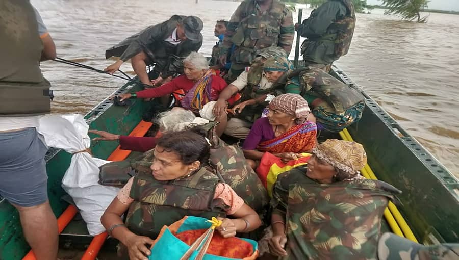 ಭೀಕರ ಪ್ರವಾಹದ ನಡುವೆ 44 ಮಂದಿಯನ್ನು ರಕ್ಷಿಸಿದ ಭಾರತೀಯ ಸೇನೆ