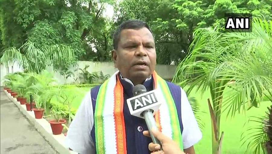 'ಪೊಲೀಸರು, ಜಿಲ್ಲಾಧಿಕಾರಿಗಳ ಕುತ್ತಿಗೆ ಪಟ್ಟಿ ಹಿಡಿದರೆ ದೊಡ್ಡ ಮನುಷ್ಯರಾಗಬಹುದು'