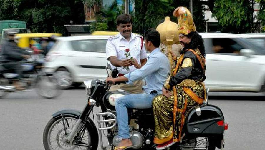 ಹೆಲ್ಮೆಟ್ ಹಾಳಾಗೋಗ್ಲಿ.. ಚಪ್ಪಲಿ ಹಾಕ್ಕೊಂಡು ಗಾಡಿ ಓಡ್ಸಿದ್ರೂ ದಂಡ ಗ್ಯಾರಂಟಿ..!