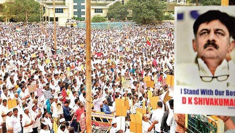 ಡಿಕೆಶಿ ಪರ ಒಕ್ಕಲಿಗರ ಶಕ್ತಿ ಪ್ರದರ್ಶನ: ಪ್ರತಿಭಟನೆಗೆ ಗೈರಾಗಿದ್ದ ಹೆಚ್'ಡಿಕೆ