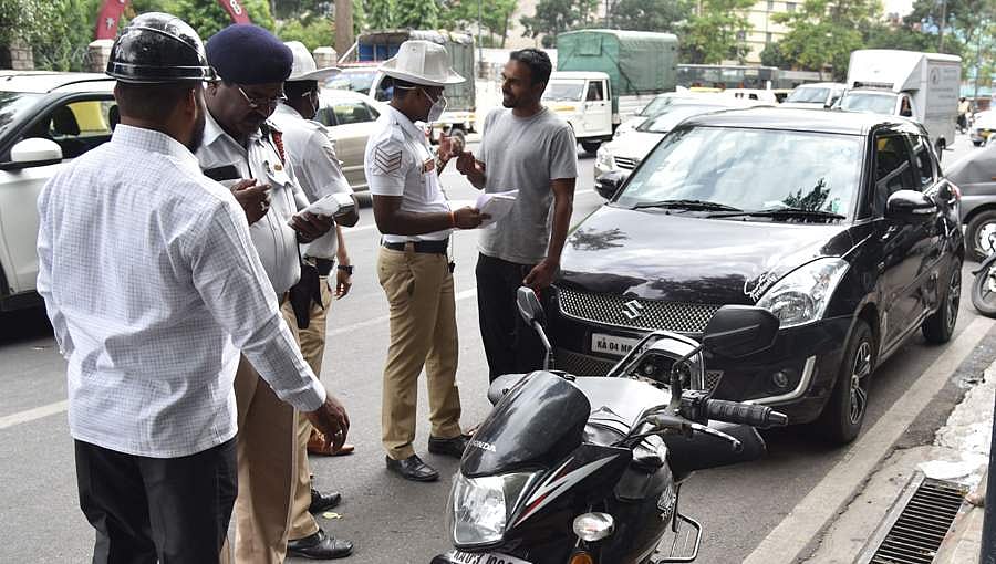 ದುಬಾರಿ ಸಂಚಾರಿ ದಂಡಕ್ಕೆ ಜನಾಕ್ರೋಶ: ಗುಜರಾತ್ ಹಾದಿಯತ್ತ ಕರ್ನಾಟಕ, ಇಳಿಕೆಯಾಗುತ್ತಾ ದಂಡ!