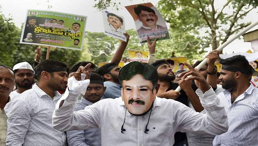 ಡಿಕೆ ಶಿವಕುಮಾರ್ ಬಂಧನ ಖಂಡಿಸಿ ಪ್ರತಿಭಟನೆ; ನಷ್ಟದ ವಿವರ ಸಲ್ಲಿಸುವಂತೆ ಸರ್ಕಾರಕ್ಕೆ ಹೈಕೋರ್ಟ್ ಸೂಚನೆ