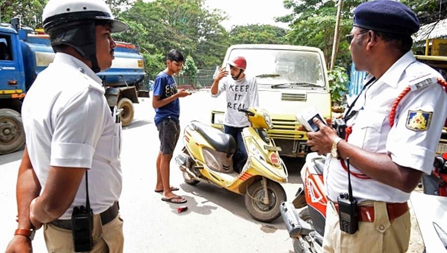 ನೋ ಪಾರ್ಕಿಂಗ್'ನಲ್ಲಿ ಜೀಪ್ ನಿಲ್ಲಿಸಿದ ಪೊಲೀಸ್: ನಿಯಮ ಉಲ್ಲಂಘಿಸಿದ್ದಕ್ಕೆ ದುಪ್ಪಟ್ಟು ದಂಡ 