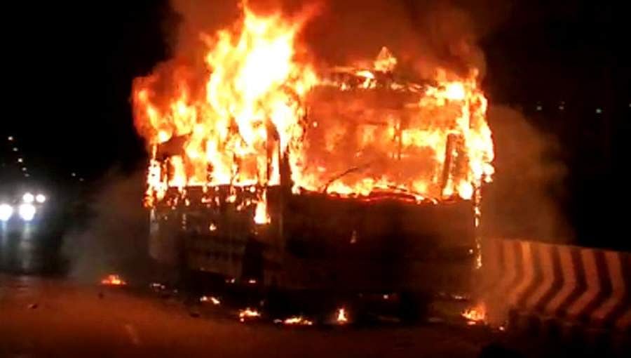 ತುಮಕೂರು: ನಡುರಸ್ತೆಯಲ್ಲೇ ಹೊತ್ತಿ ಉರಿದ ಬಸ್, 6 ಮಂದಿಗೆ ಗಾಯ, ಇಬ್ಬರು ಗಂಭೀರ