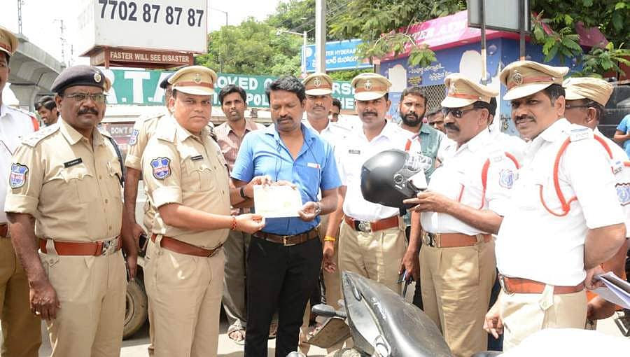 ಸಂಚಾರಿ ನಿಯಮ ಉಲ್ಲಂಘಿಸಿದವರಿಗೆ ದಂಡದ ಬದಲಿಗೆ ಆಂಧ್ರ ಪೊಲೀಸರು ಕೊಟ್ಟಿದ್ದೇನು ಗೊತ್ತಾ?