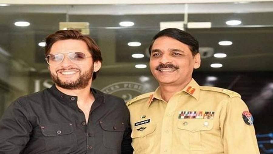ಅಫ್ರಿದಿ ಮುಂದಿನ ಪಾಕ್ ಪ್ರಧಾನಿ? ಮಾಜಿ ಕ್ರಿಕೆಟಿಗ, ಸೇನಾ ವಕ್ತಾರ ನಡುವಿನ ಅಪ್ಪುಗೆಗೆ ಟ್ವಿಟಿಗರ ಅಚ್ಚರಿ!