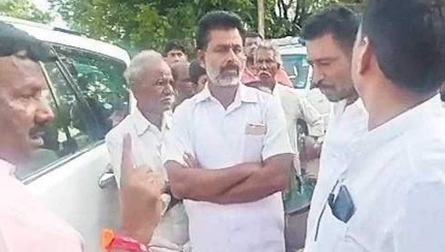 ದಲಿತ ಸಂಸದ ಆನೇಕಲ್ ನಾರಾಯಣಸ್ವಾಮಿಗೆ ಗ್ರಾಮಕ್ಕೆ ನಿಷೇಧ; ಅವಮಾನ ಸಹಿಸಿದ ಚಿತ್ರದುರ್ಗ ಎಂಪಿ