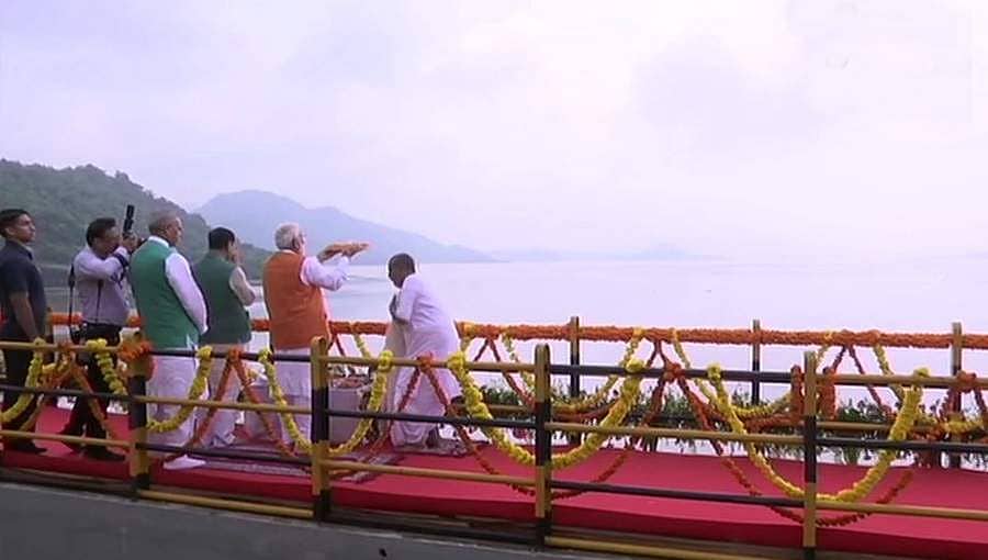 ಸರ್ದಾರ್ ಸರೋವರ ಡ್ಯಾಂನಲ್ಲಿ ಆರತಿ ಬೆಳಗಿದ ಪ್ರಧಾನಿ ಮೋದಿ