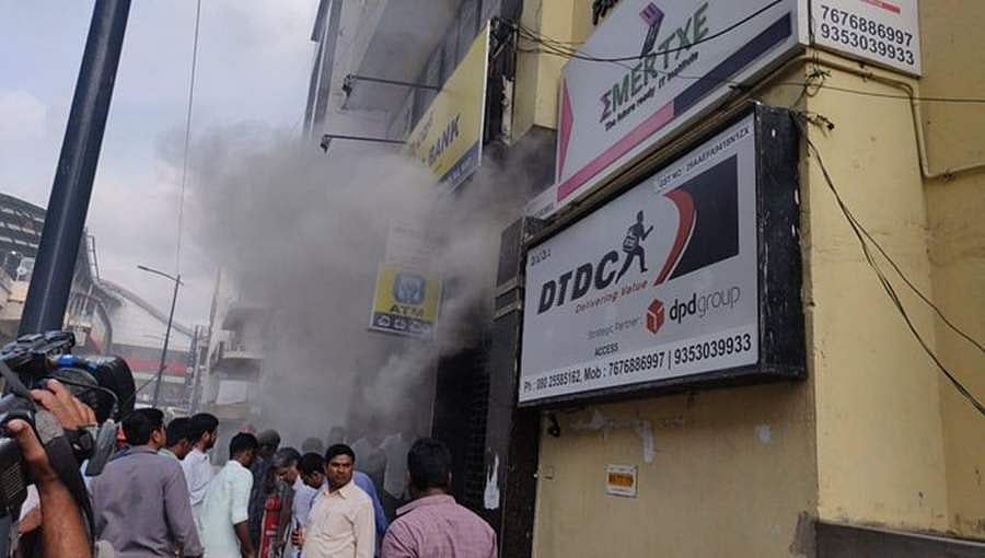ಬೆಂಗಳೂರು: ಯುಕೋ ಬ್ಯಾಂಕ್ ನಲ್ಲಿ ಭಾರೀ ಅಗ್ನಿ ಅವಗಢ, ತೀವ್ರಗೊಂಡ ರಕ್ಷಣಾ ಕಾರ್ಯ