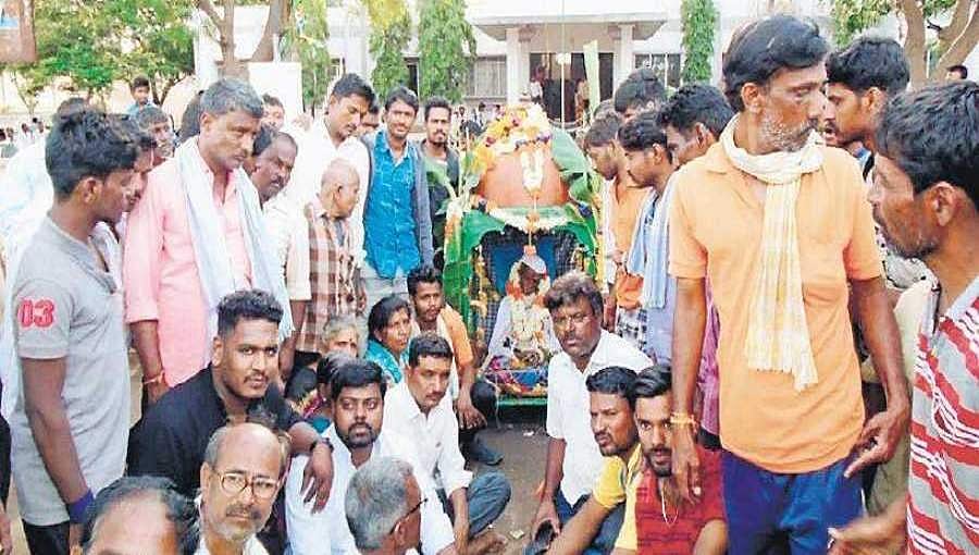 ಗದಗ: ಸ್ಮಶಾನ ಇಲ್ಲವೆಂದು ಮೃತದೇಹವನ್ನು ತಹಶಿಲ್ದಾರ್ ಕಚೇರಿಗೆ ಕೊಂಡೊಯ್ದ ಗ್ರಾಮಸ್ಥರು!