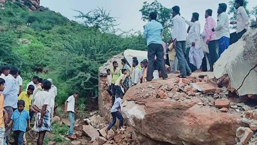 ಬೆಟ್ಟದಿಂದ ಧರೆಗುರುಳಿದ ಬೃಹದಾಕಾರದ ಬಂಡೆ: ಅಂಗನವಾಡಿ, ದೇಗುಲದ ಉಗ್ರಾಣ ಜಖಂ, ತಪ್ಪಿದ ಅನಾಹುತ