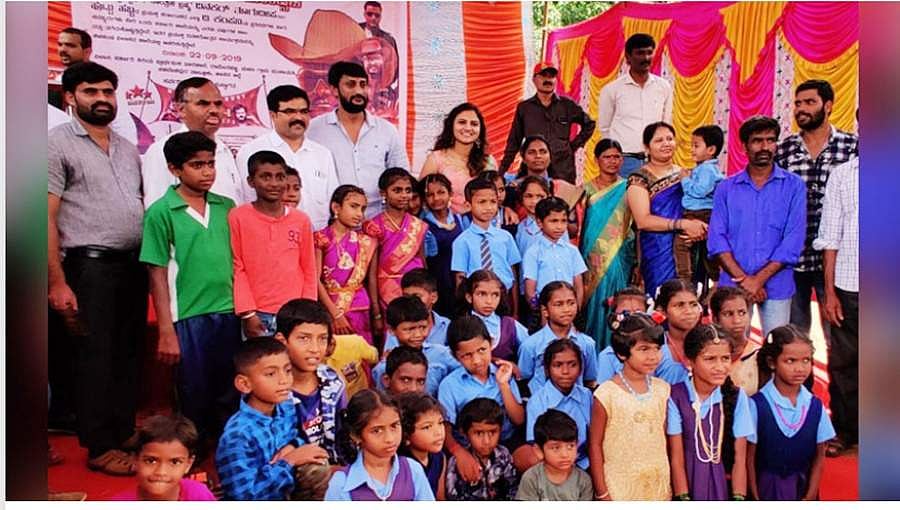 ಸರ್ಕಾರಿ ಶಾಲೆ ದತ್ತು ಪಡೆದ 'ಡಿಬಾಸ್' ಫ್ಯಾನ್ಸ್-ಶಿಕ್ಷಣ ಸಚಿವರ ಅಭಿನಂದನೆ
