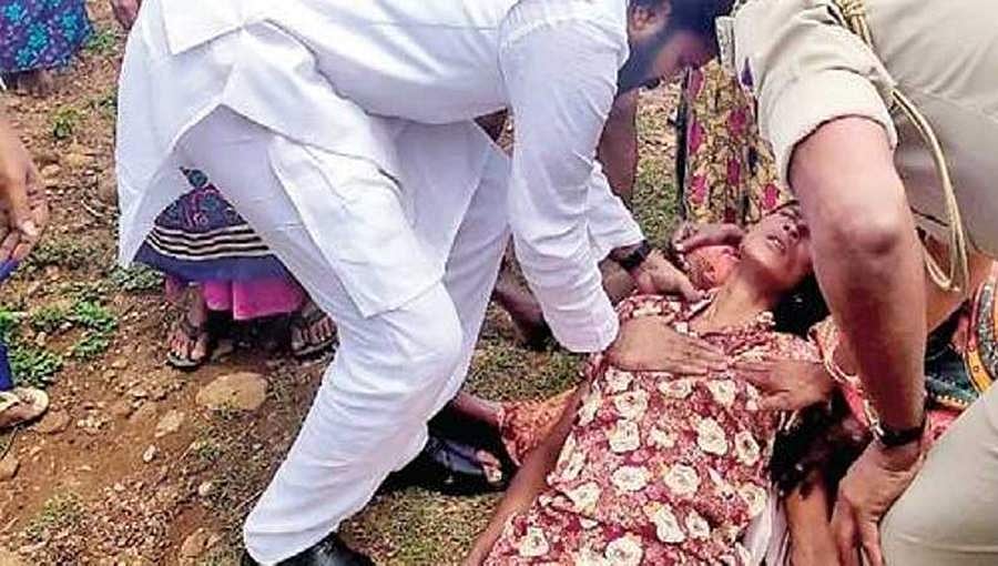 ಸಾವು ಬದುಕಿನ ನಡುವೆ ಹೋರಾಟ: ರಸ್ತೆಯಲ್ಲಿ ಬಿದ್ದಿದ್ದ ಮಹಿಳೆ ಜೀವ ರಕ್ಷಿಸಿದ ಸಚಿವ ಶ್ರೀರಾಮುಲು