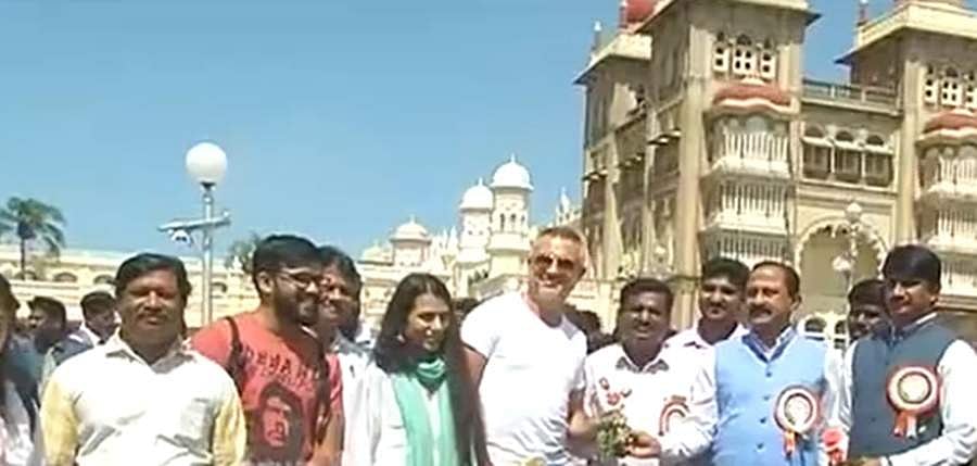 ಮೈಸೂರು ಅರಮನೆಗೆ ಆಗಮಿಸಿದ ಪ್ರವಾಸಿಗರಿಗೆ ವಿಶೇಷ ಸ್ವಾಗತ