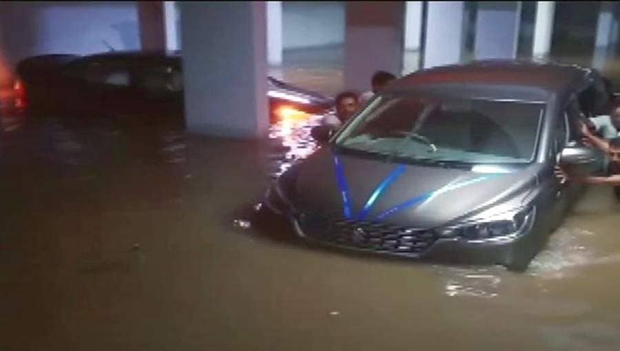 ಹೈದರಾಬಾದ್: ಸತತ ಮಳೆ, ಕಾಲುವೆ ಗೋಡೆ ಕುಸಿದು 200 ಮನೆಗಳಿಗೆ ನುಗ್ಗಿದ ನೀರು