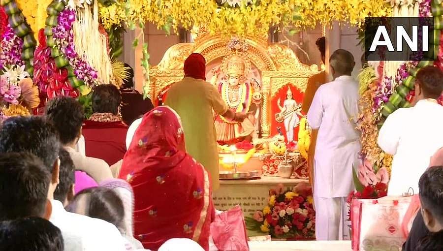 ನವರಾತ್ರಿ ಆರಂಭ: ದುರ್ಗೆ ಆರಾಧನೆಗೆ ಸಜ್ಜಾದ ದೇಶ, ಬೆಳಿಗ್ಗೆಯಿಂದಲೇ ದೇಗುಲಕ್ಕೆ ತೆರಳುತ್ತಿರುವ ಜನತೆ