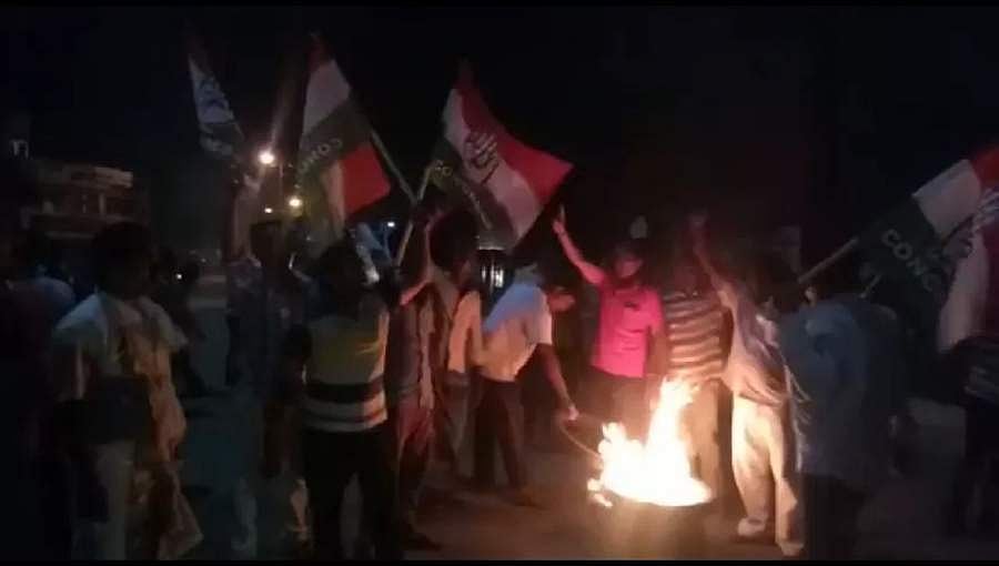 ಡಿಕೆಶಿ ಬಂಧನ ವಿರೋಧಿಸಿ ರಾಮನಗರ, ಕನಕಪುರ, ಬಳ್ಳಾರಿಯಲ್ಲಿ ತೀವ್ರ ಪ್ರತಿಭಟನೆ 