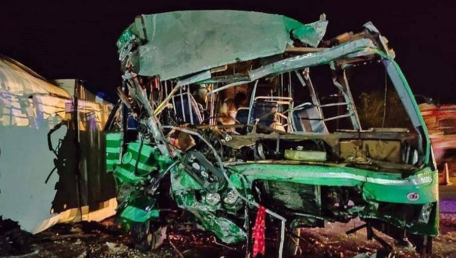 ಲಾರಿಗೆ ಸರ್ಕಾರಿ ಬಸ್ ಡಿಕ್ಕಿ: ಭೀಕರ ಅಪಘಾತದಲ್ಲಿ ಚಾಲಕ ಸೇರಿ ಮೂವರ ದುರ್ಮರಣ