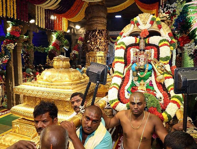 ವಿದ್ಯುತ್ ದೀಪಗಳಿಂದ ಕಂಗೊಳಿಸುತ್ತಿರುವ ತಿರುಮಲ