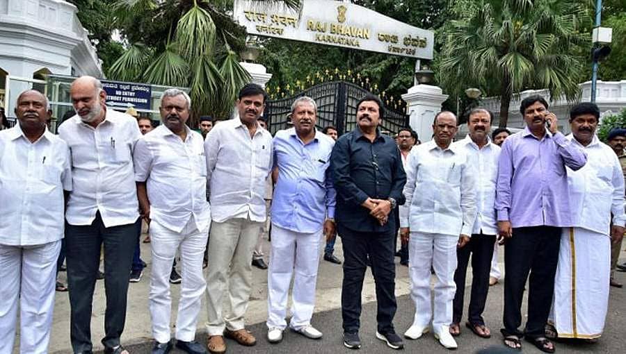 ಕರ್ನಾಟಕ ಉಪ ಚುನಾವಣೆ: ಅನರ್ಹ ಶಾಸಕರಿಗೆ ಬಿಜೆಪಿ ಟಿಕೆಟ್ ಇಲ್ಲ; ತ್ರಿಶಂಕು ಸ್ಥಿತಿಯಲ್ಲಿ ರೆಬೆಲ್ ಶಾಸಕರು