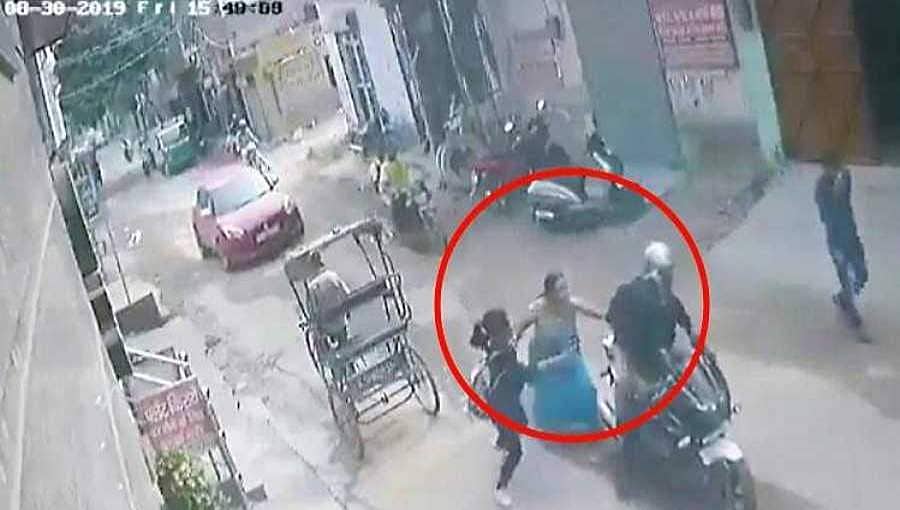 ದೆಹಲಿ: ಸರ ಕಿತ್ತು ಓಡಿ ಹೋಗಲೆತ್ನಿಸಿದ ದರೋಡೆಕೋರನಿಗೆ ಚೆನ್ನಾಗಿ ಥಳಿಸಿದ ಮಹಿಳೆ, ವ್ಯಾಪಕ ಪ್ರಶಂಸೆ 