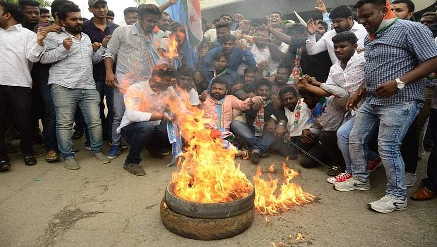 ಡಿಕೆ ಶಿವಕುಮಾರ್ ಬಂಧನ ಖಂಡಿಸಿ ರಾಜ್ಯಾದ್ಯಂತ ಪ್ರತಿಭಟನೆ, ಹಲವೆಡೆ ರಸ್ತೆತಡೆ
