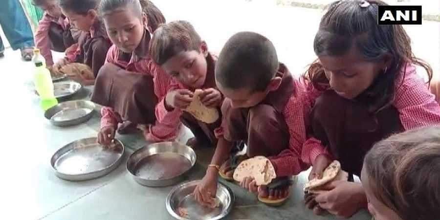 ಬಿಸಿಯೂಟಕ್ಕೆ ರೊಟ್ಟಿ, ಉಪ್ಪು ಪ್ರಕರಣ: ಬಂಧಿತ ಪತ್ರಕರ್ತನ ಬೆಂಬಲಕ್ಕೆ ನಿಂತ ಗ್ರಾಮಸ್ಥರು, ಅಡಿಗೆಯವರು