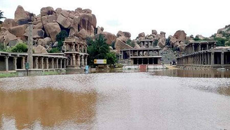ತುಂಗಭದ್ರಾ ಅಣೆಕಟ್ಟಿನಿಂದ ನೀರು ಬಿಡುಗಡೆ; ಮುಳುಗಿದ ಹಂಪಿ ಸ್ಮಾರಕಗಳು 