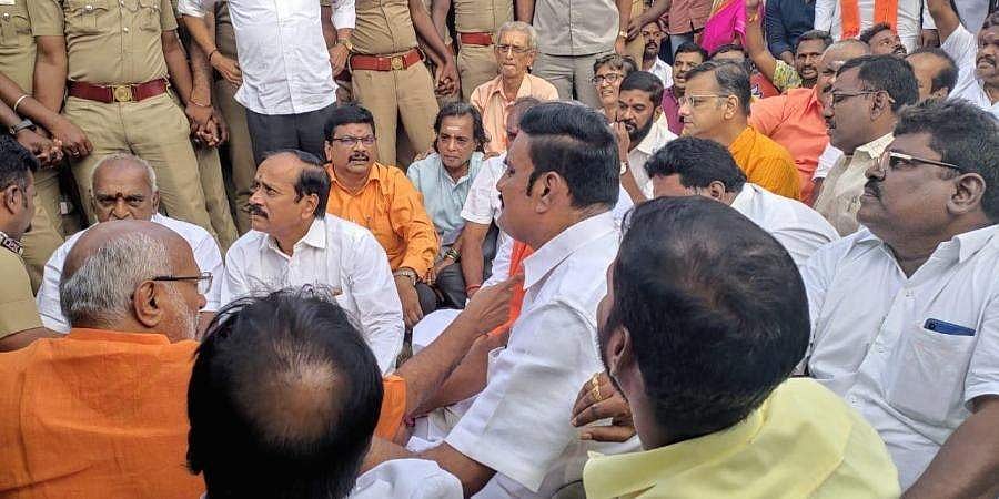 ಚೆನ್ನೈ: ನೆಲ್ಲೈ ಕಣ್ಣನ್ ಬಂಧನಕ್ಕೆ ಆಗ್ರಹಿಸಿ ಪ್ರತಿಭಟನೆ, ಎಚ್ ರಾಜ ಸೇರಿ 150 ಬಿಜೆಪಿ ನಾಯಕರ ವಶಕ್ಕೆ