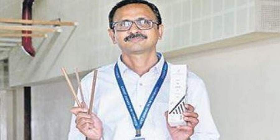 ತೆಂಗಿನ ಎಲೆಗಳಿಂದ ಸ್ಟ್ರಾ ತಯಾರಿಕೆ: ಪ್ರೊಫೆಸರ್ ಅನ್ವೇಷಣೆಗೆ ವಿದೇಶಗಳಿಂದ ಭಾರಿ ಬೇಡಿಕೆ! 