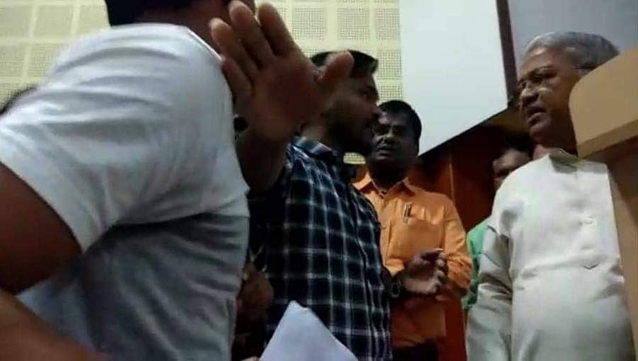ಬಾಗಲಕೋಟೆ: ಉಚಿತ ಲ್ಯಾಪ್‌ಟಾಪ್‌ಗಾಗಿ ಡಿಸಿಎಂಗೆ ಮುತ್ತಿಗೆ ಹಾಕಿದ ವಿದ್ಯಾರ್ಥಿಗಳು