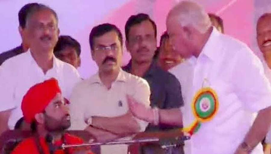 ವೇದಿಕೆಯಲ್ಲೇ ಸಿಎಂಗೆ ಸಚಿವ ಸ್ಥಾನಕ್ಕೆ ಬೇಡಿಕೆಯಿಟ್ಟ ಸ್ವಾಮೀಜಿ, ಆವೇಶದಲ್ಲಿ ಬಿಎಸ್ವೈ ನಾನೇ ರಾಜಿನಾಮೆ ಕೊಡ್ಲಾ ಅಂದಿದ್ದೇಕೆ?