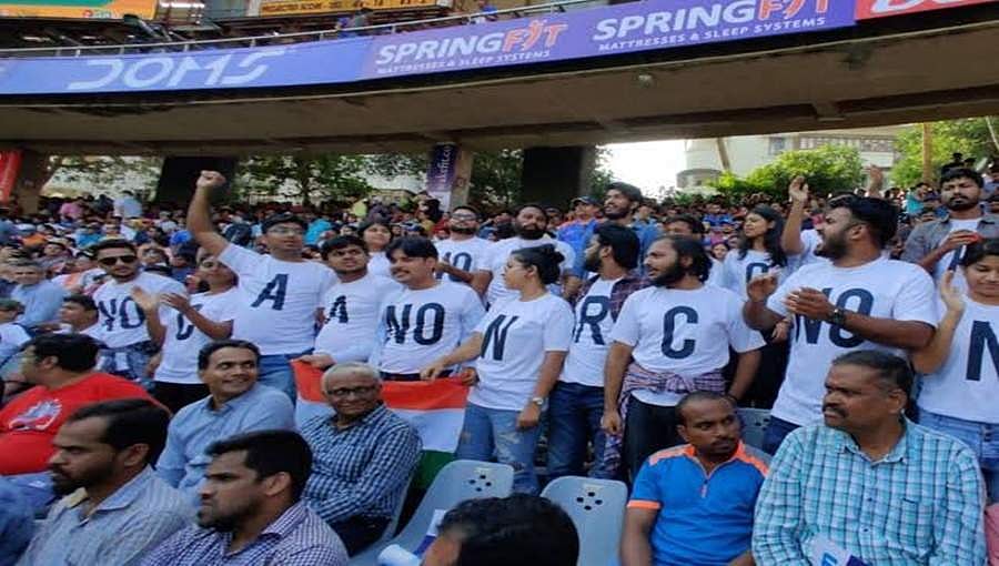 ಟೀಂ ಇಂಡಿಯಾ-ಆಸ್ಟ್ರೇಲಿಯಾ ಪಂದ್ಯ: ವಾಂಖೆಡೆ ಕ್ರೀಡಾಂಗಣದಲ್ಲಿ ಸಿಎಎ-ಎನ್ಆರ್ಸಿ ಪ್ರತಿಭಟನೆ ಬಿಸಿ, ಫೋಟೋ ವೈರಲ್!