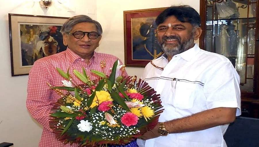ಕೆಪಿಸಿಸಿ ಅಧ್ಯಕ್ಷ ಸ್ಥಾನ ತಪ್ಪುವ ಭೀತಿಯಲ್ಲಿ ಡಿಕೆಶಿ: ಈ ಮಧ್ಯೆ ಕುತೂಹಲ ಕೆರಳಿಸಿದ ಎಸ್ಎಂ ಕೃಷ್ಣ ಭೇಟಿ!