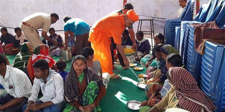 ಕೊಪ್ಪಳ: ಸ್ವಚ್ಛತೆಯಲ್ಲಿ ನಿರತರಾಗಿದ್ದ ಪೌರ ಕಾರ್ಮಿಕರಿಗೆ ಉಪಹಾರ ಬಡಿಸಿದ ಶ್ರೀಗಳು