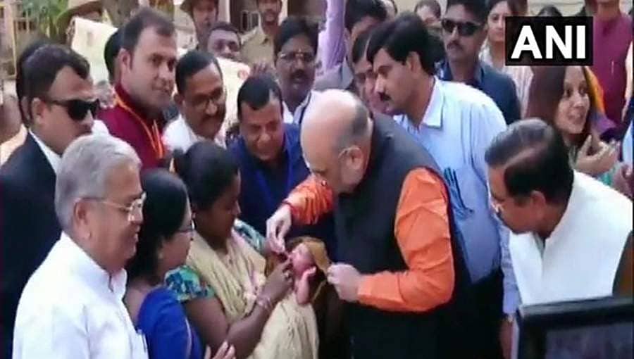 ಹುಬ್ಬಳ್ಳಿ: ಮಕ್ಕಳಿಗೆ ಪಲ್ಸ್ ಪೋಲಿಯಾ ಲಸಿಕೆ ಹಾಕಿದ ಗೃಹ ಸಚಿವ ಅಮಿತ್ ಶಾ