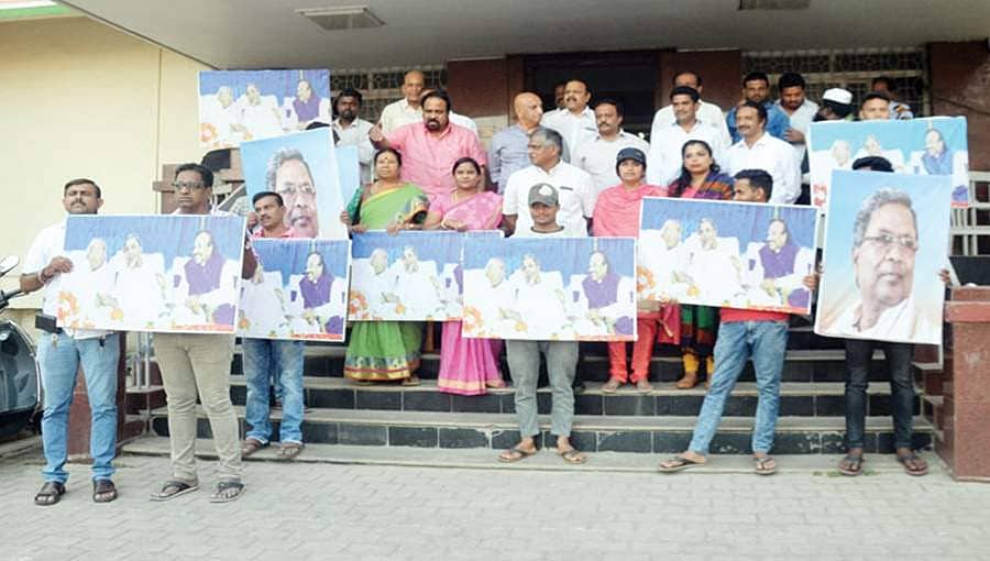 ಬೀದಿಗೆ ಬಂತು 'ಕೈ' ನಾಯಕರ ಮುಸುಕಿನ ಗುದ್ದಾಟ: 'ಸಿದ್ದು' ವಿರುದ್ದವೇ ಕಾರ್ಯಕರ್ತರ ಪ್ರತಿಭಟನೆ