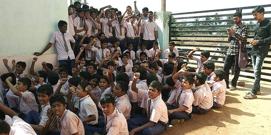 ಹೊಸಪೇಟೆ: ಪ್ರತಿಭಟನಾ ನಿರತ ವಿದ್ಯಾರ್ಥಿಗಳಿಂದ ತರಗತಿ ಬಹಿಷ್ಕಾರ