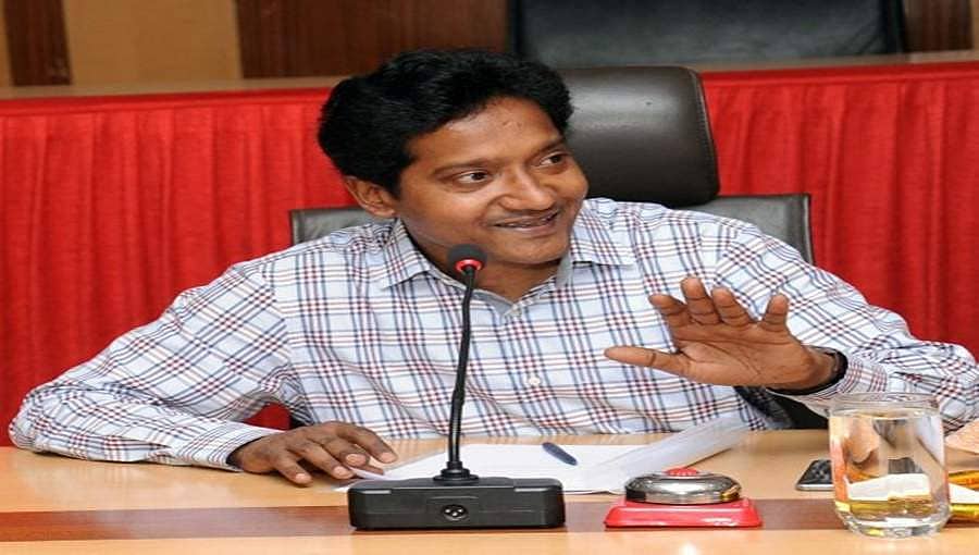ಚಿಕ್ಕಮಗಳೂರು: ಕಂದಾಯ ಅಧಿಕಾರಿಗೆ ನಡುರಸ್ತೆಯಲ್ಲೇ ಡಿಸಿಯಿಂದ ಕಪಾಳಮೋಕ್ಷ!