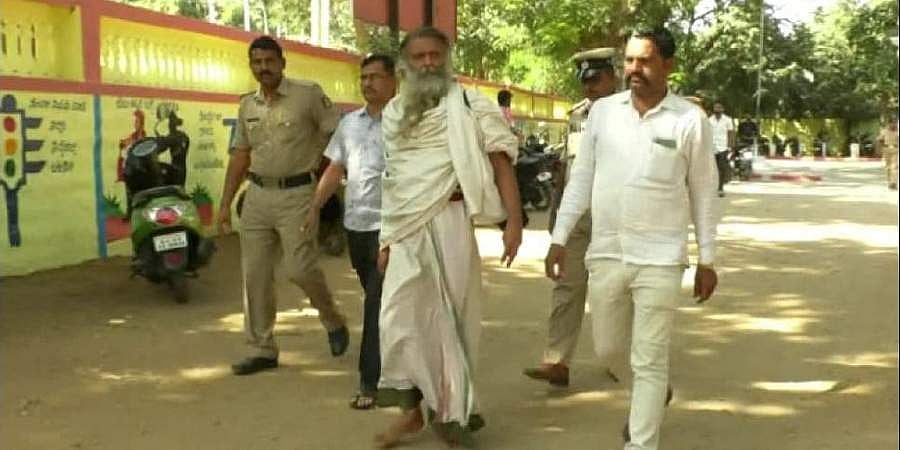 ಜಿಲ್ಲಾಧಿಕಾರಿಯ ಗೂಂಡಾ ಎಂದು ಕರೆದ ಅಂಜನಾದ್ರಿ ಬೆಟ್ಟದ ಅರ್ಚಕರ ಬಂಧನ
