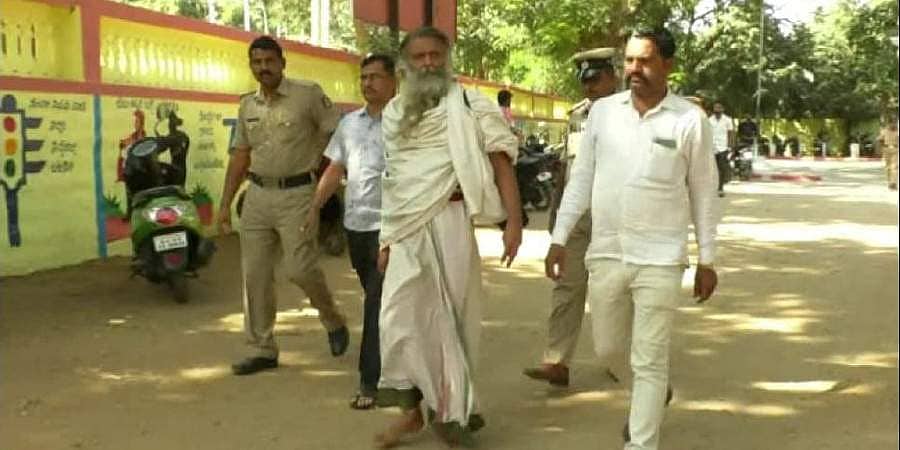 ಜಿಲ್ಲಾಧಿಕಾರಿಯ ಗೂಂಡಾ ಎಂದು ಕರೆದ ಅಂಜನಾದ್ರಿ ಬೆಟ್ಟದ ಅರ್ಚಕರ ಬಂಧನ