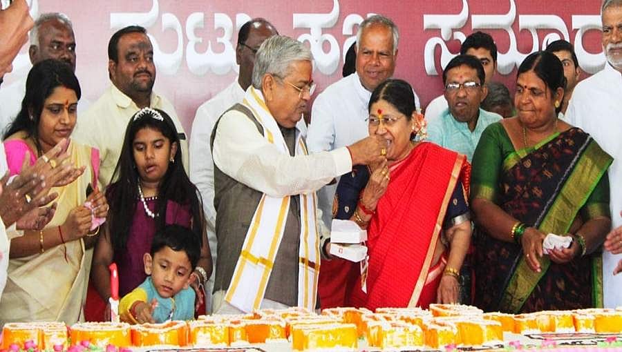 ಅಭಿಮಾನಿಗಳ ಮಧ್ಯೆ ಡಿಸಿಎಂ ಕಾರಜೋಳ ಜನ್ಮದಿನ ಆಚರಣೆ