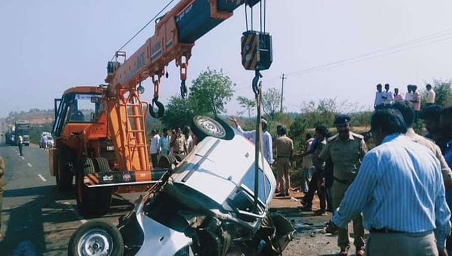 ಧಾರವಾಡದಲ್ಲಿ ಭೀಕರ ಅಪಘಾತ: ಶಿವಾನಂದ ಮಠದ ಬಸವೇಶ್ವರ ಸ್ವಾಮೀಜಿ ಸೇರಿ ನಾಲ್ವರ ದುರ್ಮರಣ